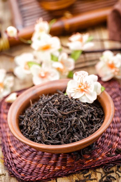 Black tea in bowl — Stock Photo, Image