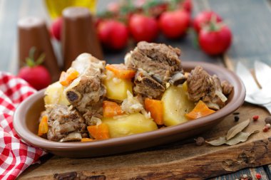 Domuz kaburga patates ile