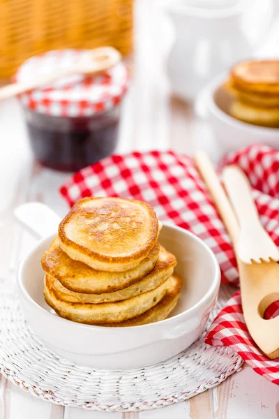 Pfannkuchen mit Kirsche — Stockfoto