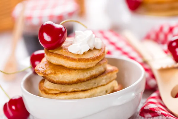 Pancake dengan ceri — Stok Foto