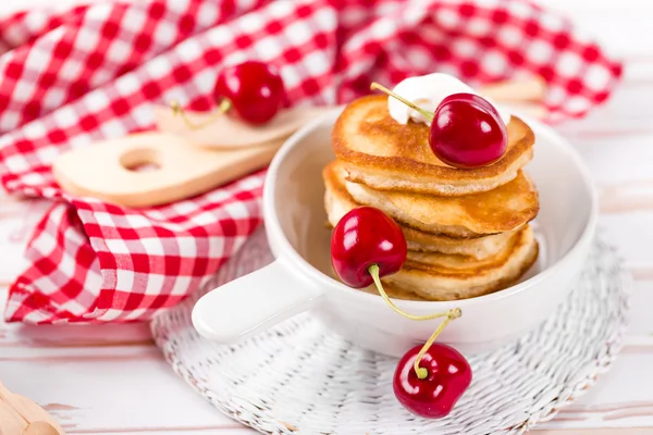 Panqueques con cereza —  Fotos de Stock