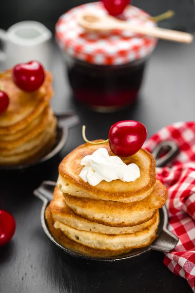 Pannkakor med körsbär — Stockfoto