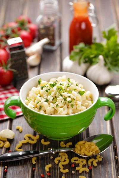 Pasta cruda en un tazón —  Fotos de Stock