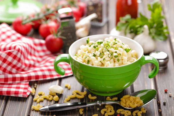 Boiled pasta with garlic and greens — Stock Photo, Image
