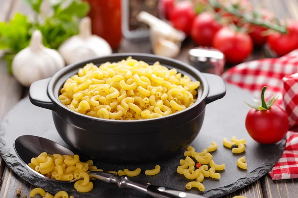 Rauwe pasta in een kom — Stockfoto
