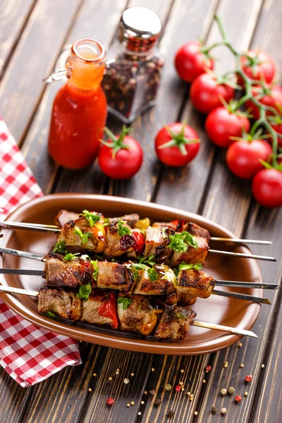 Shish kebab em espetos — Fotografia de Stock