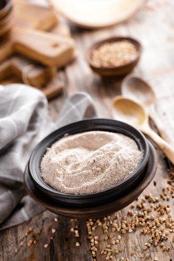 bir kapta buğday unu