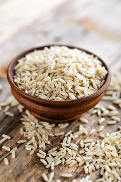 Kahverengi pirinç bir kase — Stok fotoğraf