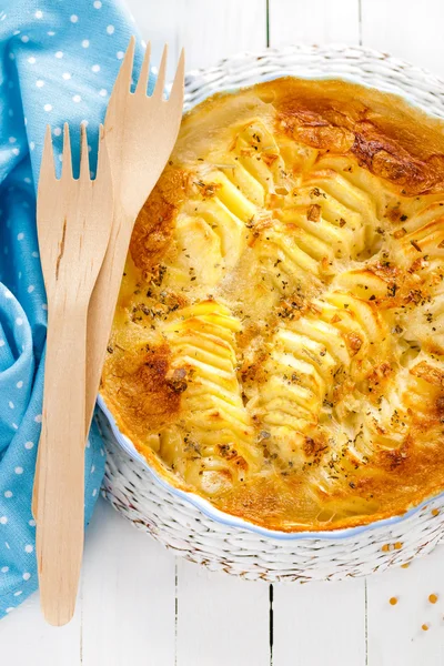 Gratinado de batata em uma mesa — Fotografia de Stock