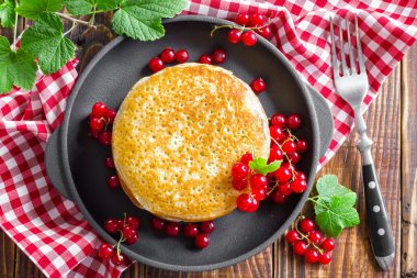 Frenk üzümü ile Pancakes