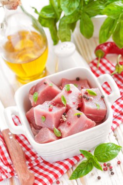 çiğ et baharatlar ile