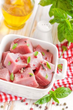 çiğ et baharatlar ile