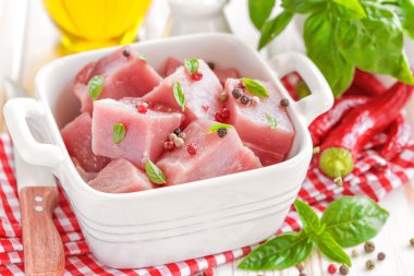 çiğ et baharatlar ile