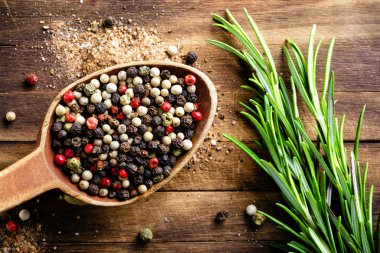 Tahta kaşık karabiber karışımı