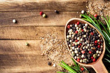 Tahta kaşık karabiber karışımı