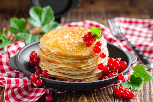 Pfannkuchen mit roten Johannisbeeren — Stockfoto