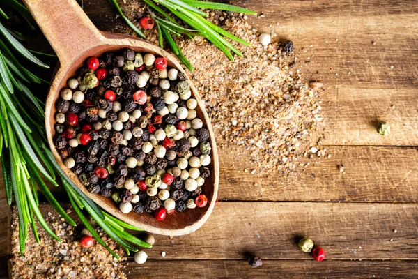 Mix di grani di pepe in cucchiaio di legno — Foto Stock