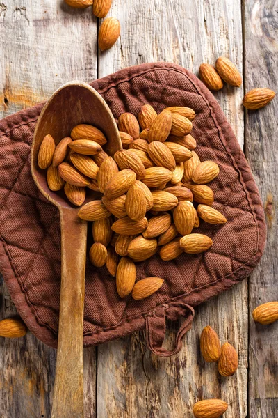 Nueces de almendra en cuchara de madera —  Fotos de Stock