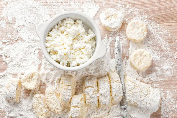 Cuisson des gâteaux au fromage à bord — Photo