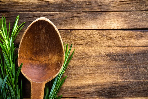 Cucchiaio di legno con rosmarino — Foto Stock
