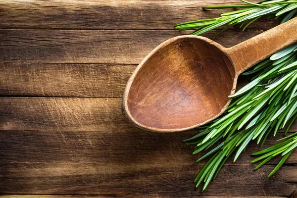 Kochlöffel mit Rosmarin — Stockfoto