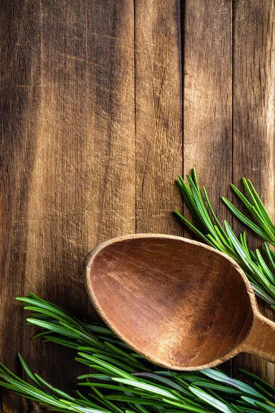 Cuchara de madera con romero —  Fotos de Stock