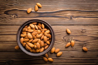 bir kase içinde badem fındık