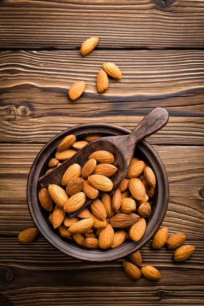 Миндальные орехи в миске — стоковое фото