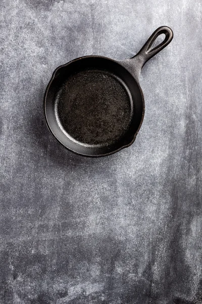 鉄鍋をキャスト — ストック写真