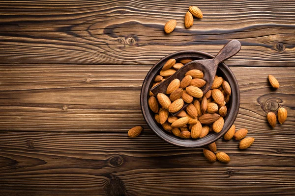 Amandel noten in een kom — Stockfoto