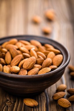 bir kase içinde badem fındık