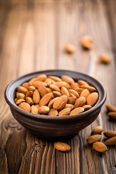 Almendras en un tazón —  Fotos de Stock