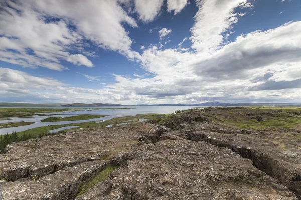 Visa över ett landskap med sjö i Island — Stockfoto