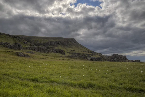 Berg weide en storm — Stockfoto