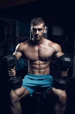 Erkek vücut geliştirmeci, fitness modeli