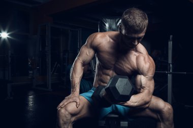 Erkek vücut geliştirmeci, fitness modeli