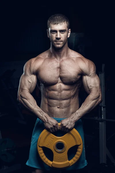 Erkek vücut geliştirmeci, fitness modeli — Stok fotoğraf