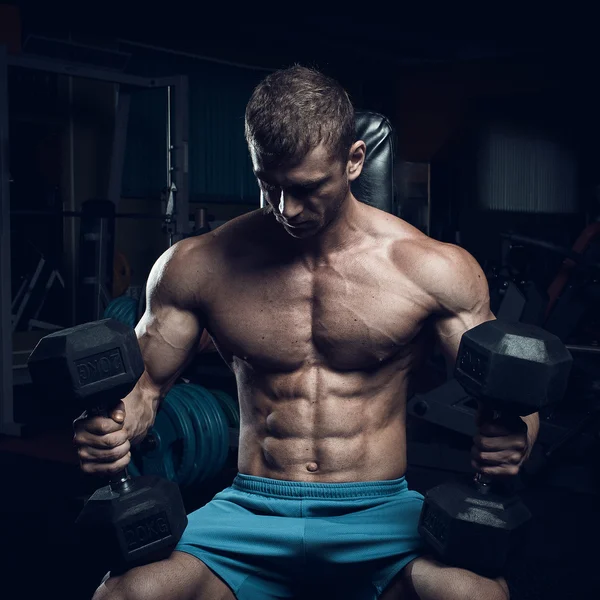 Mannelijke bodybuilder, fitness model — Stockfoto