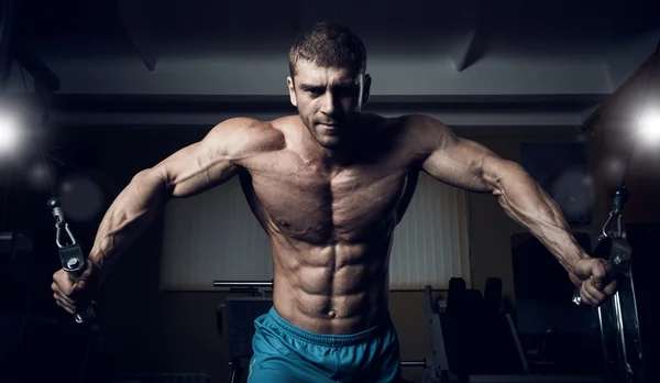 Männlicher Bodybuilder, Fitnessmodel — Stockfoto