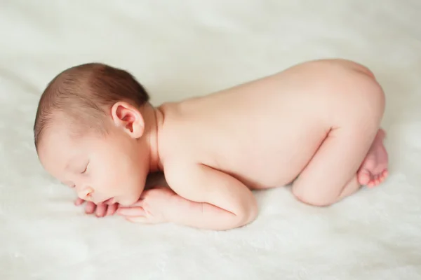 Un hermoso bebé recién nacido dulce — Foto de Stock