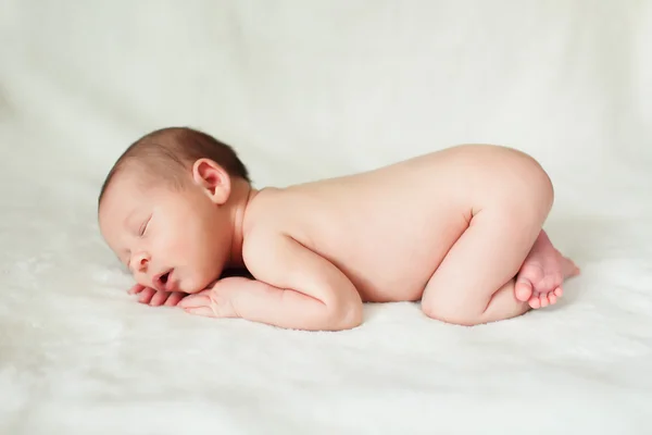 Un hermoso bebé recién nacido dulce — Foto de Stock