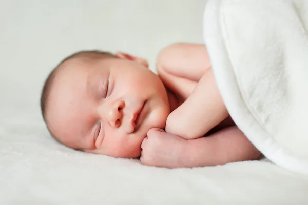 Um lindo bebê recém-nascido doce — Fotografia de Stock