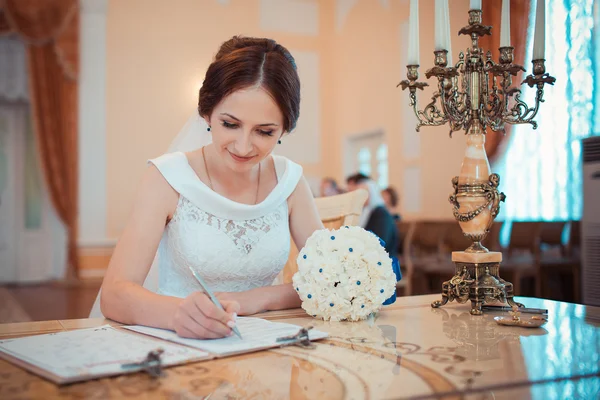 Retrato de una hermosa novia — Foto de Stock