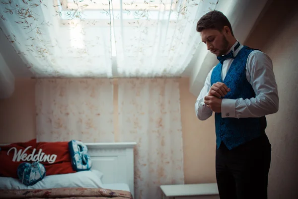 Novio preparándose para la boda —  Fotos de Stock