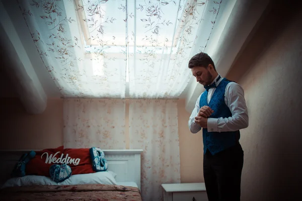 Bräutigam bereitet sich auf die Hochzeit vor — Stockfoto