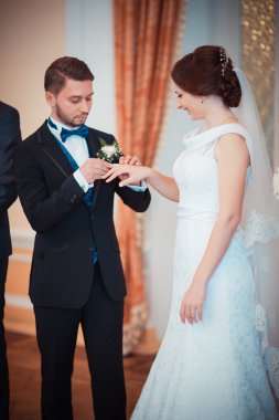 Gelin ve damat nikah yüzükleri değişimi