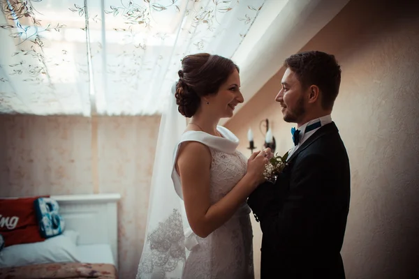 Retrato de una hermosa novia y novio —  Fotos de Stock