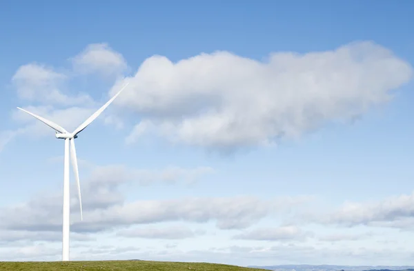 Turbin wiatrowych na wzgórzu — Zdjęcie stockowe