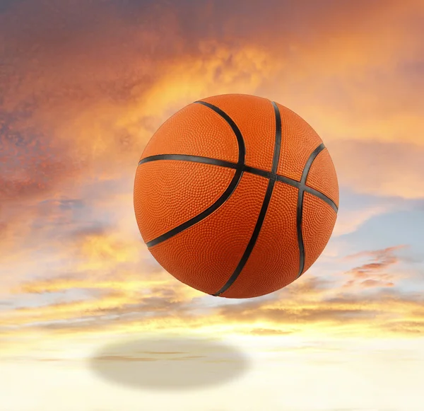 Basketbal in hemel — Stockfoto