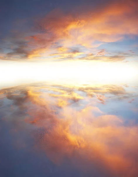 Reflexe slunečnou oblohou — Stock fotografie